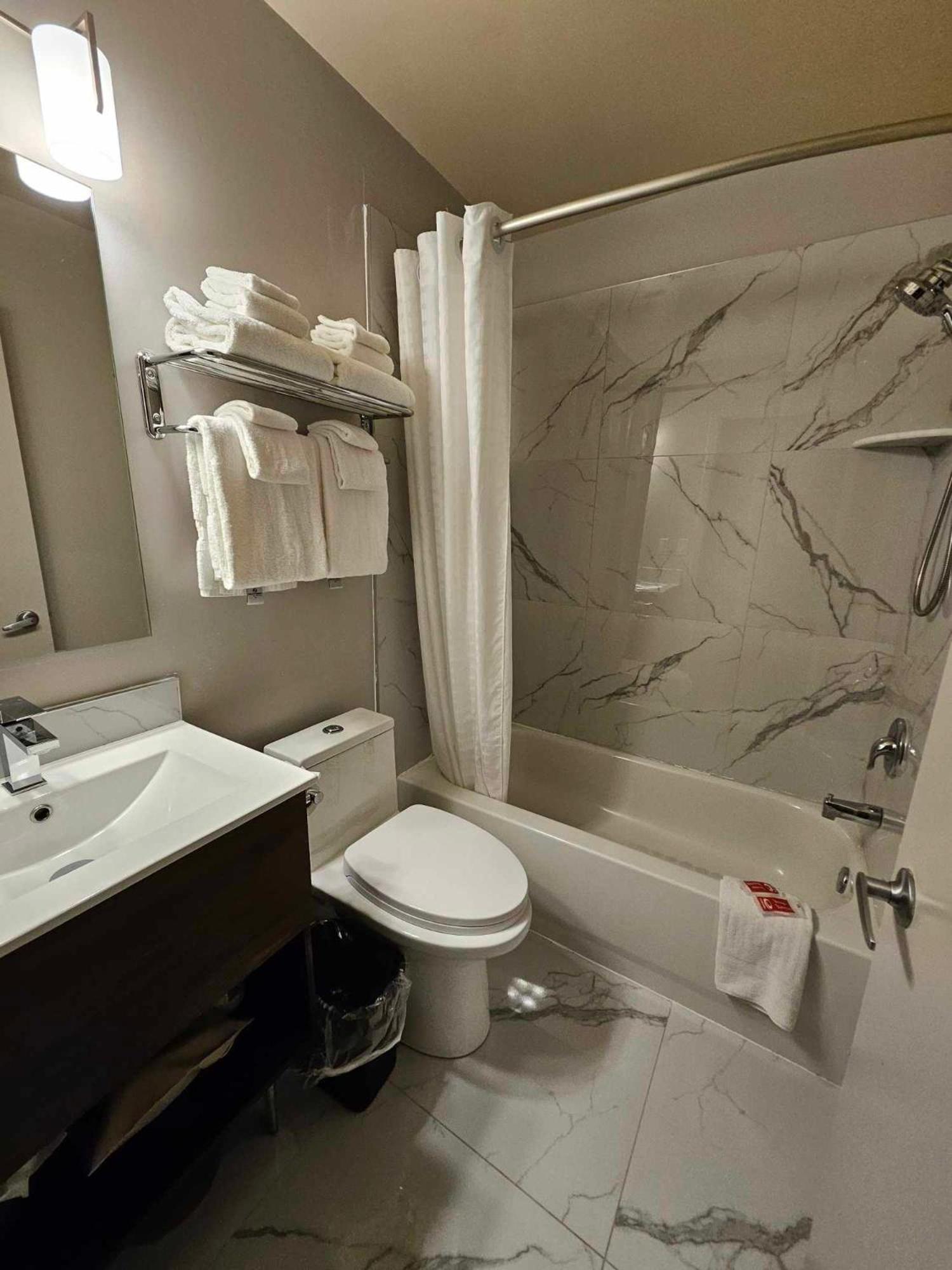 Econo Lodge Монреал Екстериор снимка